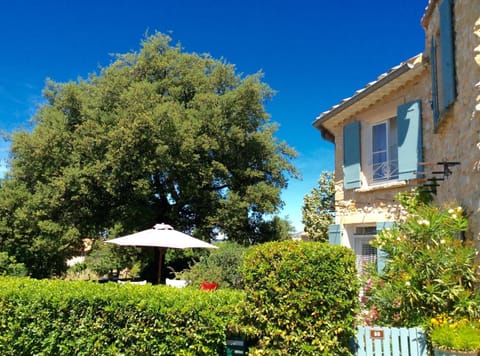 Property building, Facade/entrance, Garden, Garden view