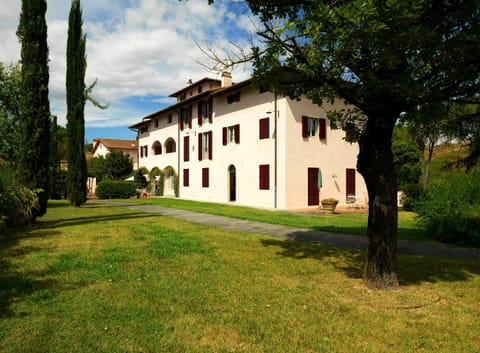 Appartamenti Agriturismo La Canonica Estancia en una granja in Tuscany