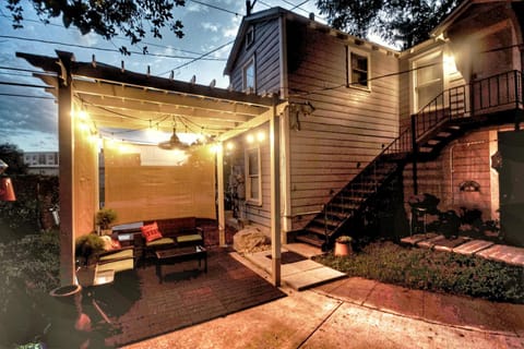 UT Moody Center Downtown Eco Pecan Tree House Free Wifi Parking Quiet Office Haus in Austin