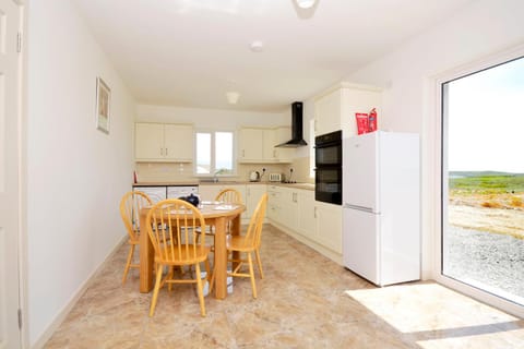 Kitchen or kitchenette, Dining area, minibar, pet friendly