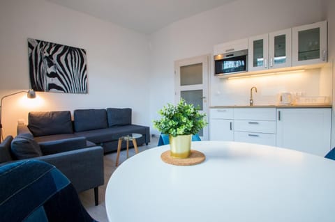 Kitchen or kitchenette, Living room, Seating area, Dining area