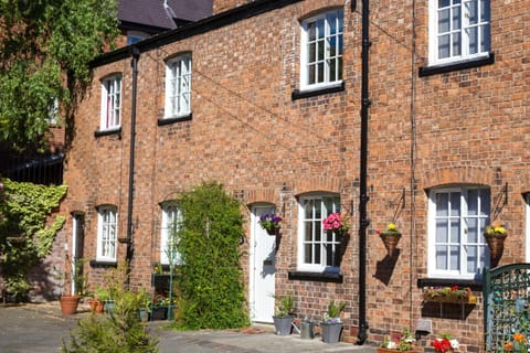 Secret City Courtyard Cottage Within Chester City Walls House in Chester