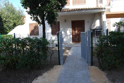 Facade/entrance, BBQ facilities, Garden, Balcony/Terrace