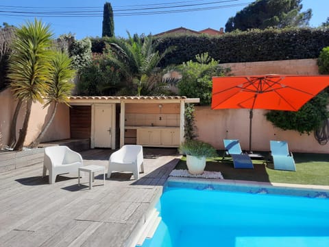 Villa Madysan à St Aygulf, plage et mer à 900m, piscine chauffée, jardin privé Chalet in Roquebrune-sur-Argens