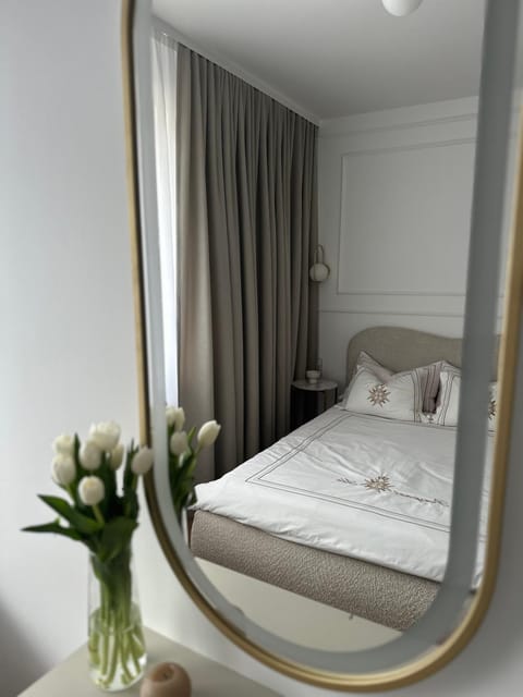 Bed, Photo of the whole room, Decorative detail, Bedroom