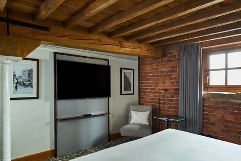 Bed, TV and multimedia, Bedroom