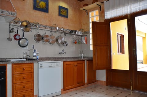 Kitchen or kitchenette, Kitchen or kitchenette, dishwasher