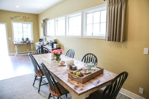 Coffee/tea facilities, Dining area