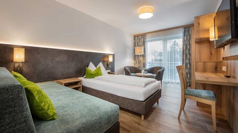 Bed, TV and multimedia, Seating area, Bedroom