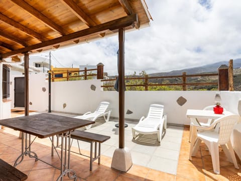 View (from property/room), Balcony/Terrace, Dining area, Mountain view, sunbed