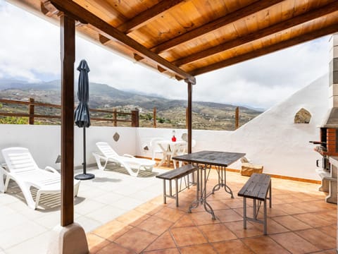 BBQ facilities, View (from property/room), Balcony/Terrace, Dining area, Mountain view, sunbed