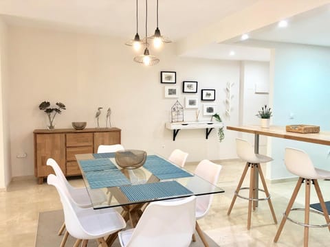 Lounge or bar, Dining area