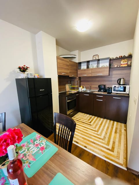 Kitchen or kitchenette, Dining area, minibar, pet friendly, stove, toaster