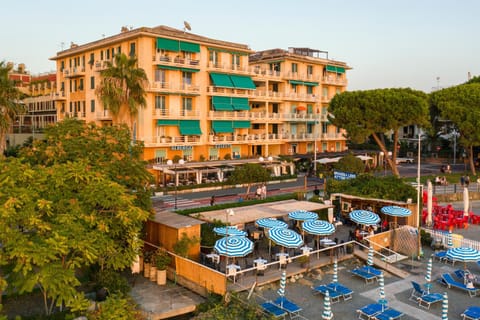 Property building, Restaurant/places to eat, Beach