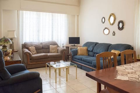 Family apt with garden next to the sea Apartment in Alimos