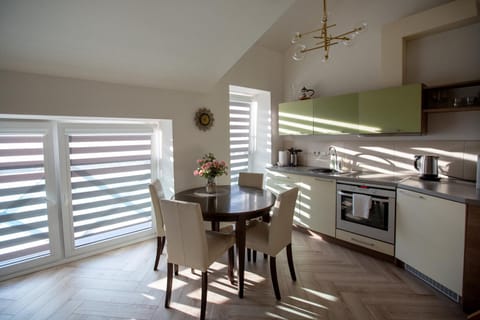 Decorative detail, Dining area, dishwasher, minibar, pet friendly, stove, kitchen, kitchen