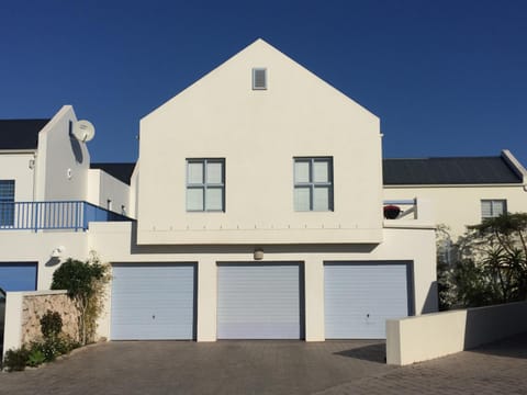 PERFECT 10 - 10 to 13 Sleeper Luxury Holiday Home Breakage Deposit of R2500 per Weekend Lease House in Western Cape