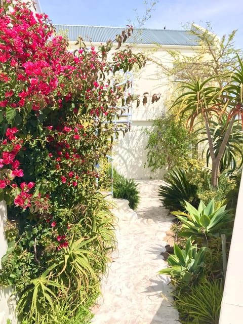 PERFECT 10 - 10 to 13 Sleeper Luxury Holiday Home Breakage Deposit of R2500 per Weekend Lease House in Western Cape