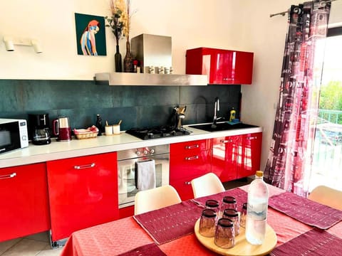 Coffee/tea facilities, Kitchen or kitchenette, Dining area, dishwasher, oven, pet friendly, stove, toaster