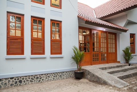 RedDoorz Plus near Pasundan University Bed and Breakfast in Bandung