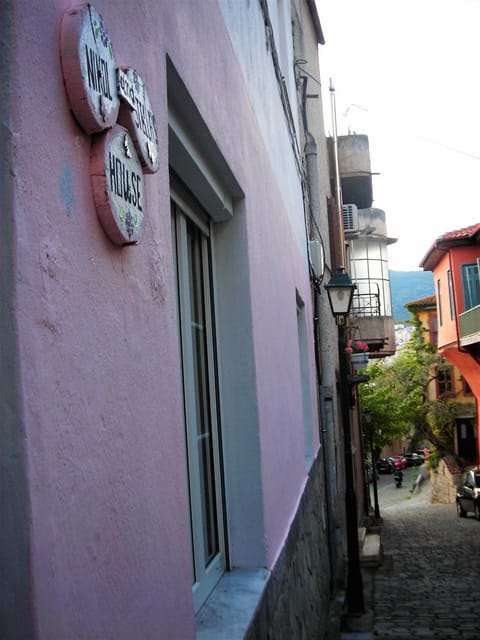 Facade/entrance, Neighbourhood