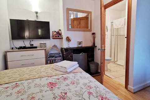 Cosy Snug with shower ensuite - It has beautiful countryside views - Only 3 miles from Lyme Regis, Charmouth and River Cottage - It has a private balcony and a real open fireplace - Comes with free private parking Bed and Breakfast in East Devon District