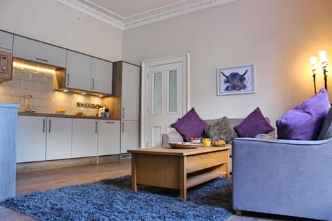 Coffee/tea facilities, Kitchen or kitchenette, Living room