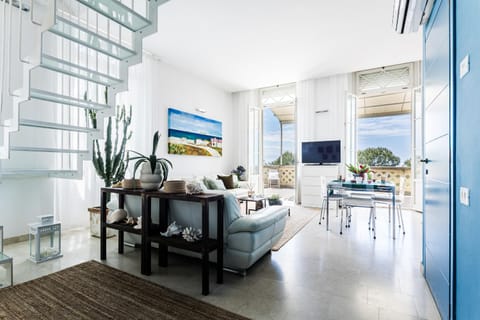 Communal lounge/ TV room, TV and multimedia, Living room, Seating area, Evening entertainment