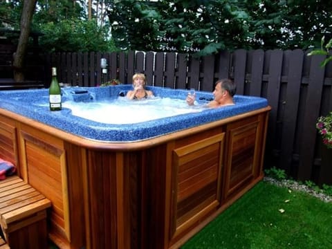 Hot Tub, Guests