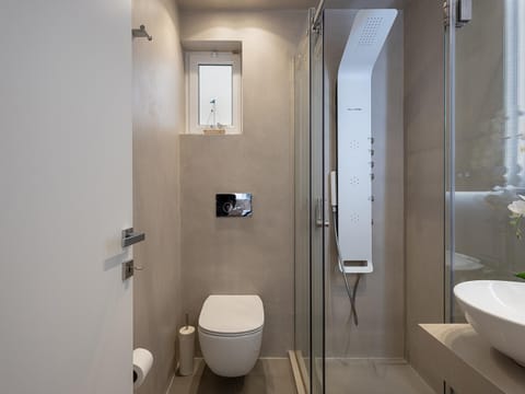 Shower, Toilet, Hot Tub, Bathroom