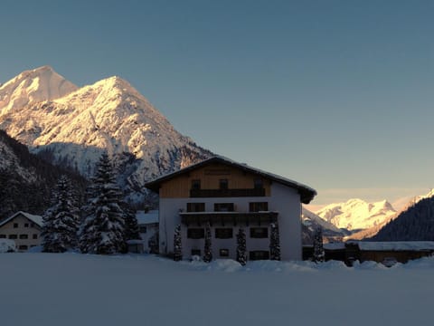 Property building, Day, Natural landscape, Winter, Mountain view