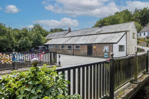 Property building, Garden, Parking