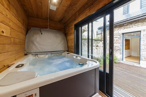 Hot Tub, Spa and wellness centre/facilities