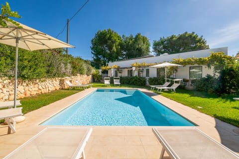 Property building, Spring, Day, Garden, Garden view, Pool view, Swimming pool, sunbed