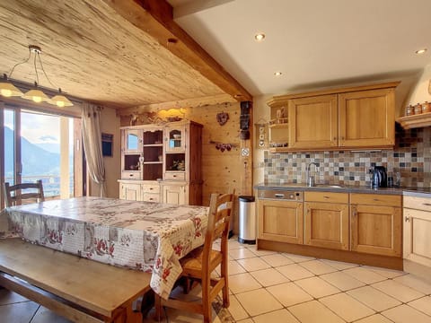 Bel appart. savoyard 10 pers. avec sauna, proche Office du Tourisme - FR-1-417-72 Apartment in Villarembert