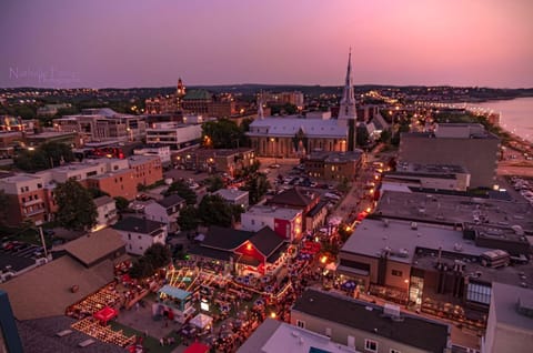 Property building, Nearby landmark, Night, Neighbourhood, Natural landscape, Bird's eye view, Evening entertainment, City view, Sea view, Street view, Sunrise, Sunset