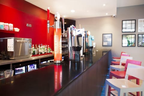 Restaurant/places to eat, Lounge or bar, Food and drinks