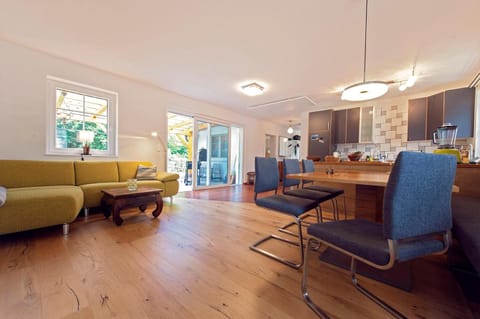 Coffee/tea facilities, Kitchen or kitchenette, Living room, Decorative detail, Seating area, Dining area