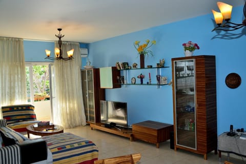 50 meters to the beach 3 bedroom appartment Condo in Germasogeia