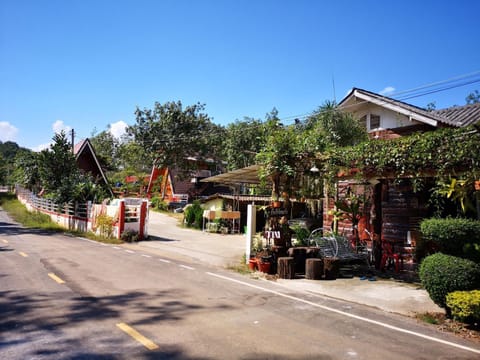 Property building, Day, Natural landscape, Garden, Garden view, Street view