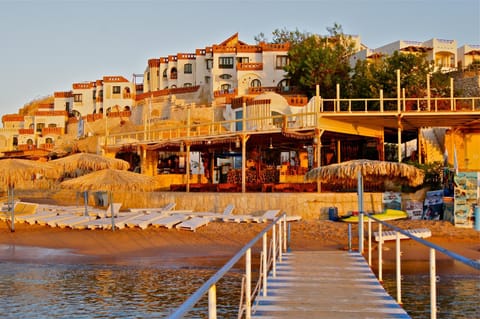 Property building, Restaurant/places to eat, Bird's eye view, Beach