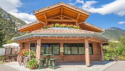 Restaurant/places to eat, Facade/entrance, Bird's eye view, Garden, On-site shops, Lounge or bar, Pets, Garden view, Landmark view, Mountain view