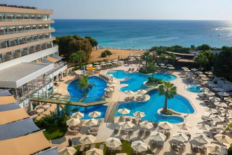 Beach, Mountain view, Mountain view, Pool view, Pool view, Sea view, Sea view, Street view, Family