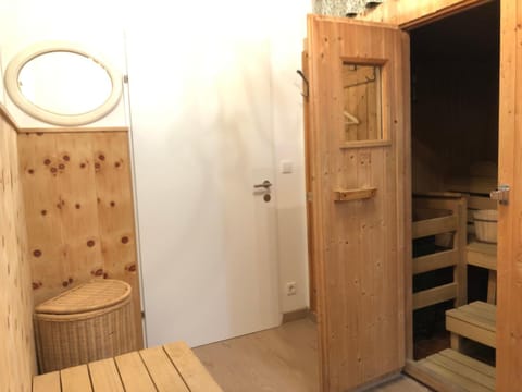 Shower, Sauna, Spa and wellness centre/facilities