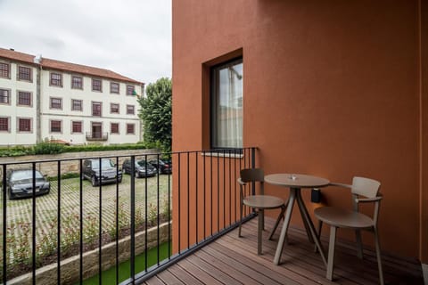 Property building, Balcony/Terrace, Parking