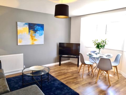 TV and multimedia, Living room, Seating area, Dining area