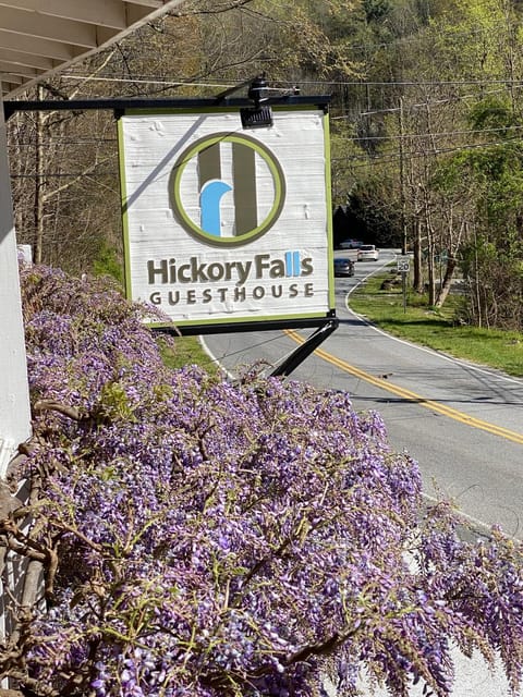 Hickory Falls Inn Motel in Chimney Rock