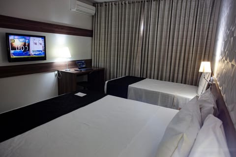 Bed, TV and multimedia, Photo of the whole room