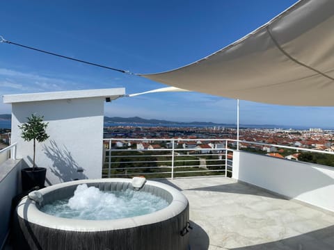 Day, Natural landscape, Hot Tub, Hot Tub, View (from property/room), Balcony/Terrace, City view, Sea view