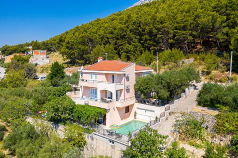 Property building, Spring, Day, Neighbourhood, Natural landscape, Bird's eye view, Mountain view, Street view, Parking